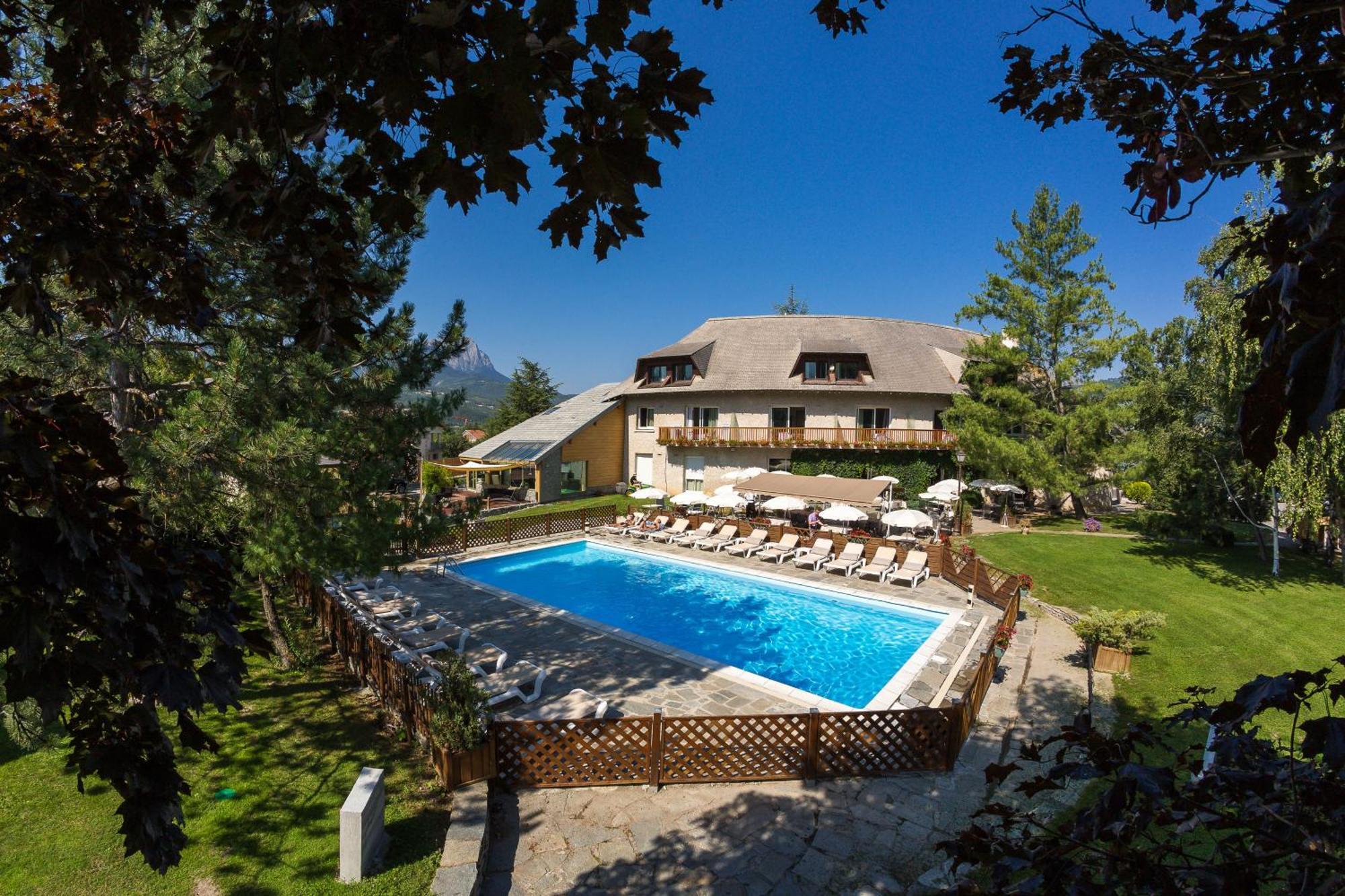 Hotel & Spa Les Bartavelles Crots Exterior photo
